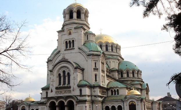 След дълги години в които пространството пред патриаршеската катедрала Свети