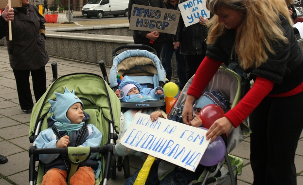 Майки на деца с увреждания от община Велико Търново настояха