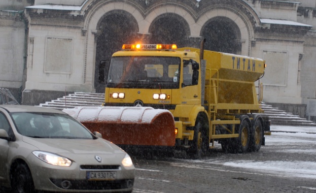 Във връзка с валежите от сняг в София започнаха обработки