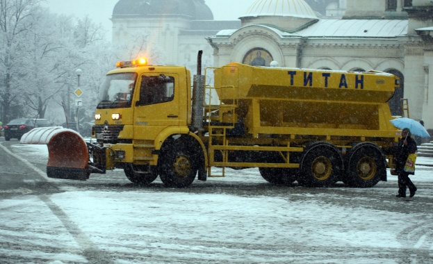 През изминалата нощ в София са работили 142 автомобилa