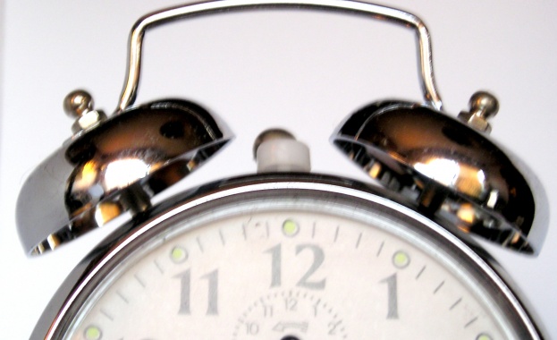 6 часа сутринта Алармата кънти в главата ми а аз