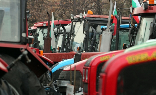 Зърнопроизводители от цялата страна остават в стачна готовност предава Дарик