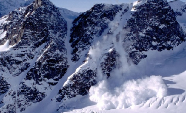 Жена и две деца загинаха при лавина в италианските Алпи