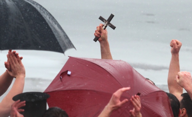 Близо 65 души се хвърлиха днес в морето край Варна