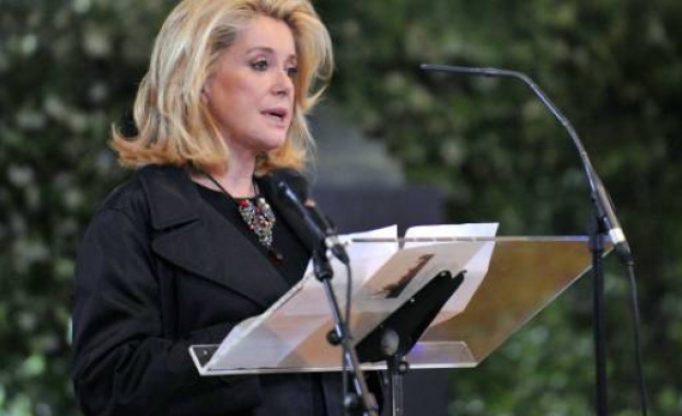 Актрисата Катрин Деньов се е прибрала в дома си в