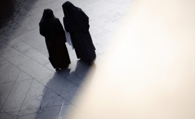 Католиците отбелязват Разпети петък Стотици вярващи от цял свят участваха