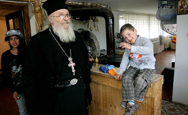 Децата в приюта на отец Иван в Нови хан имат