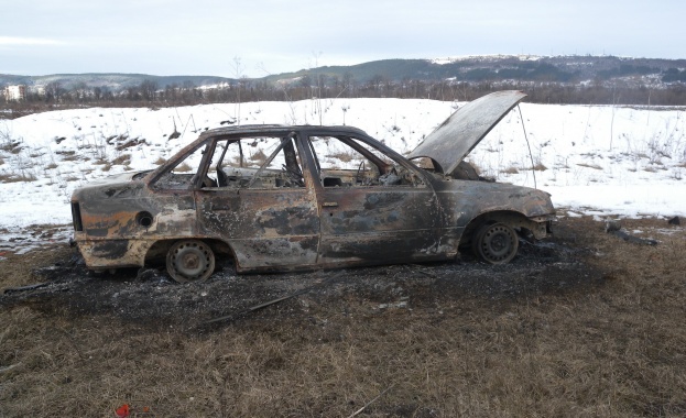 Един автомобил е изгорял напълно в Бургас а други два