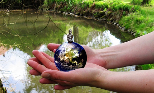 Любящите хора живеят в свят пълен с обич Враждебните хора