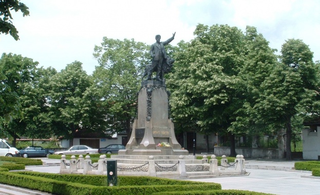 Карлово Държавният глава Румен Радев и вицепрезидентът Илияна Йотова ще