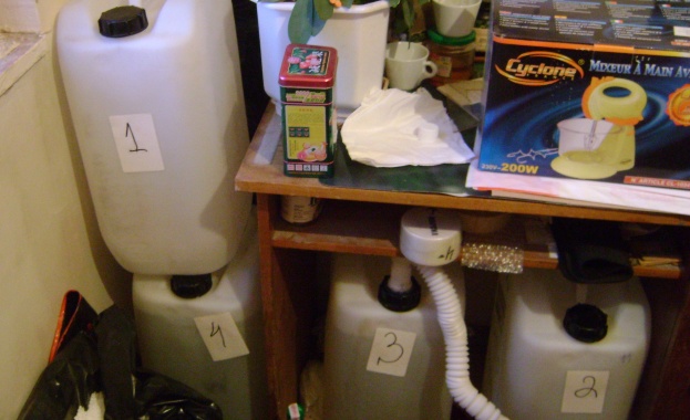 Две лаборатории за производство на синтетични наркотици в домашни условия