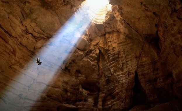 Повече от 20 спасители се опитват да помогнат на двама