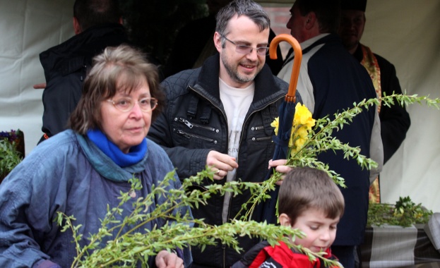 С Лазарица денят преди Цветница започват най светлите пролетни празници И
