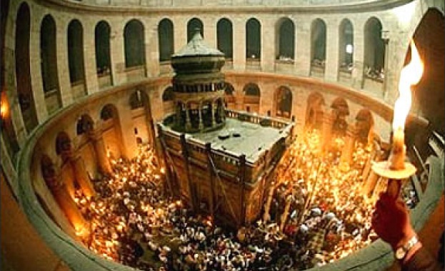 В 14 17 часа българско време снизходи Благодатният огън в