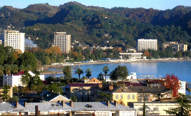 Петдесетина души са ранени в серия от експлозии в склад