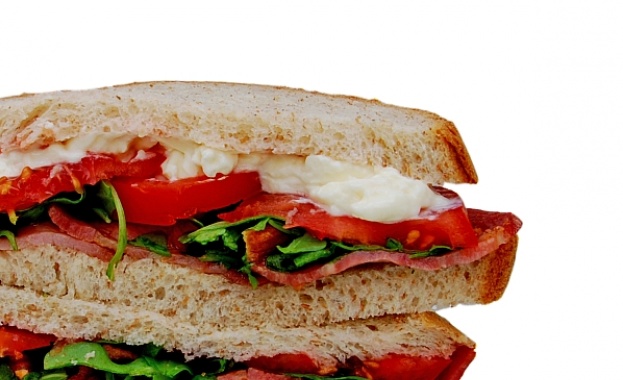 Лошият сън силно влияе върху това кои храни избираме през