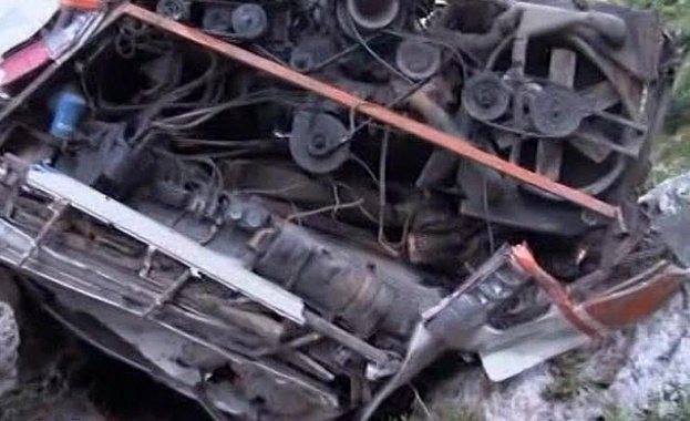 15 души загинаха след като автобус с ученици се сблъска