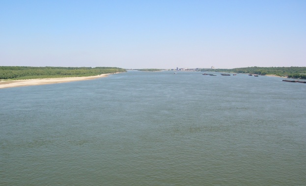 Нивото на река Дунав в българския участък продължава да се