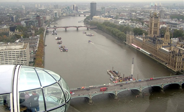 Великобритания запазва нивата на таксите и държавното финансиране за британски