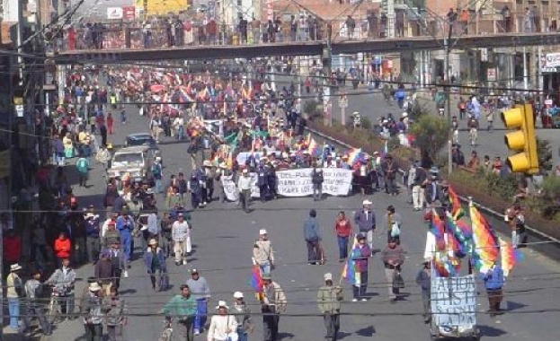 Шофьор на камион прегази осем души които са участвали във