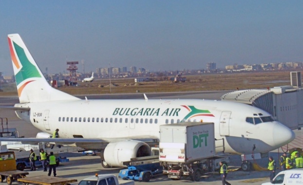 Първият самолет който излетя от България с пътниците чакали четири