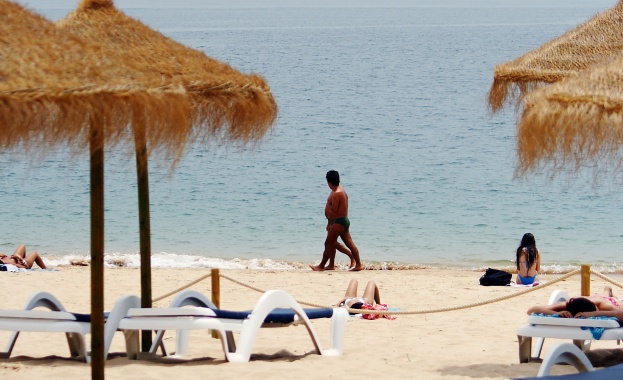 У нас ще е предимно слънчево с временни увеличения на