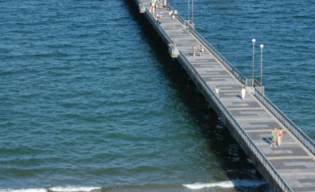 Община Бургас разреши достъпа до моста на централния плаж в