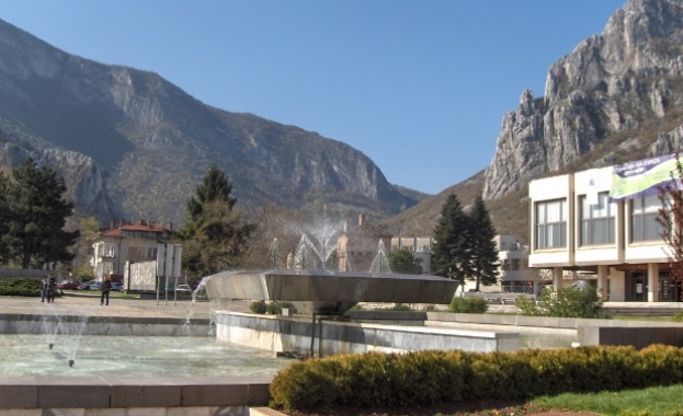 Преобърнат валяк блокира кръговото кръстовище на Враца и движението към