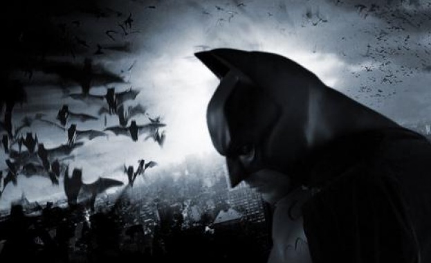 Годината е 1939 а Стотици любители на комиксите разгръщат жадно страниците