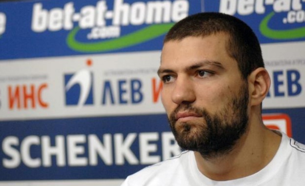 Българският боксьор Тервел Пулев записа 10 поредна победа в професионалния