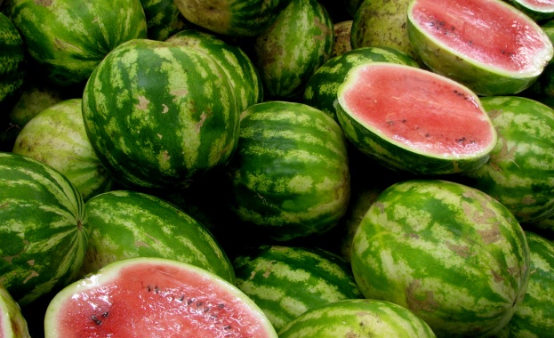 Кола се удари в камион пълен с дини на магистрала