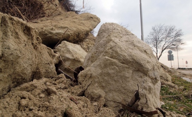Няколко нови свлачища се активизираха след последните дъждове тези дни