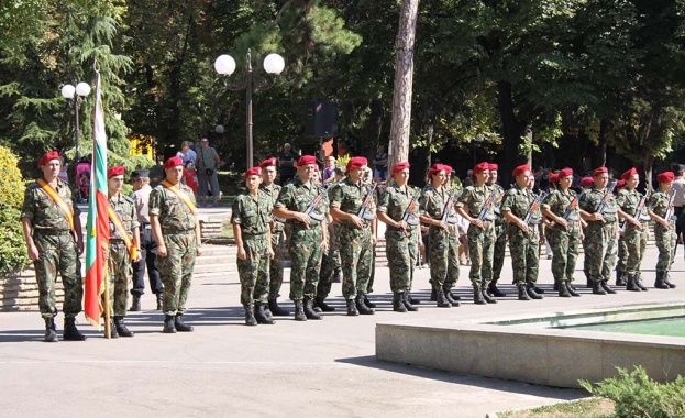 Възможностите за постъпване на работа в Българската армия ще бъдат