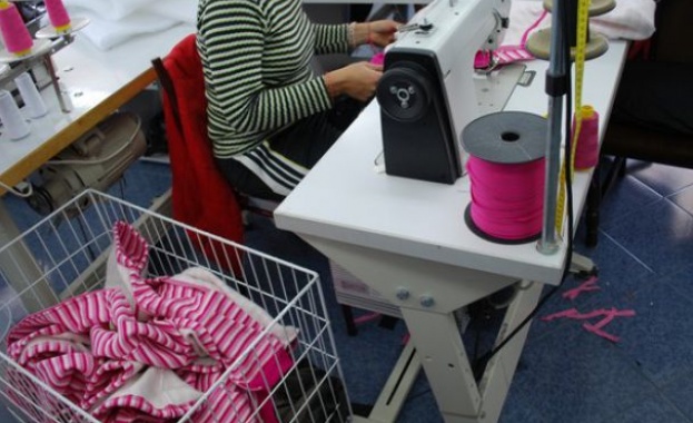 Предприятията в шивашката кожарската и текстилната индустрия в България формират