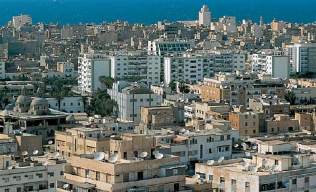 Най малко 33 души загинаха а десетки бяха ранени при двоен