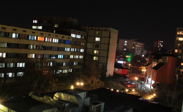 Мъж заплашва да скочи от 9 ия етаж на жилищна