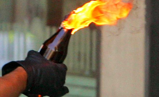 Неизвестни хвърлиха коктейл молотов по автобус на 44 я километър