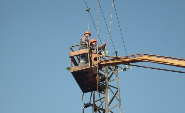 Електрически стълб от уличното осветление е паднал върху две деца