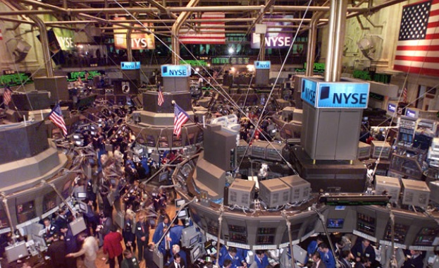 Паника на Уолстрийт след рекорден спад на Дау Джоунс Фондовият