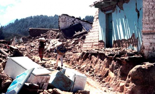 Най-малко петима души са загинали при силното земетресение, което разтърси