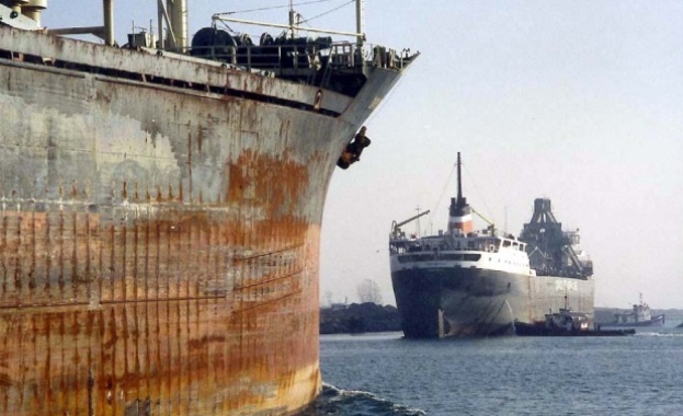 Товарен кораб със скрап плаващ под български флаг бе задържан