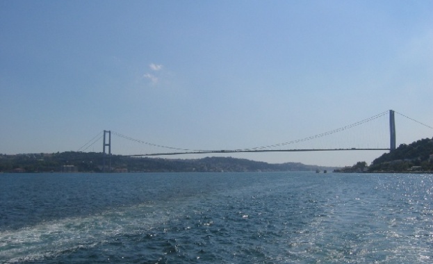 Товарен кораб се е врязал в брега край протока Босфор