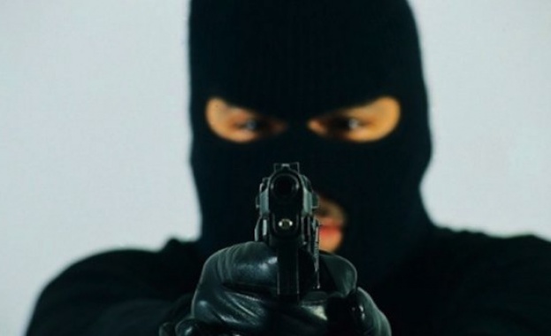 Двама маскирани са ограбили бензиностанция в Долна Оряховица съобщи Областната
