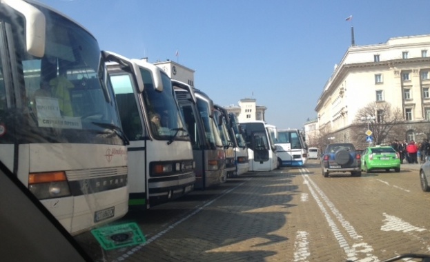Автобусните превозвачи започват ефективни стачни действия от 25 юни срещу