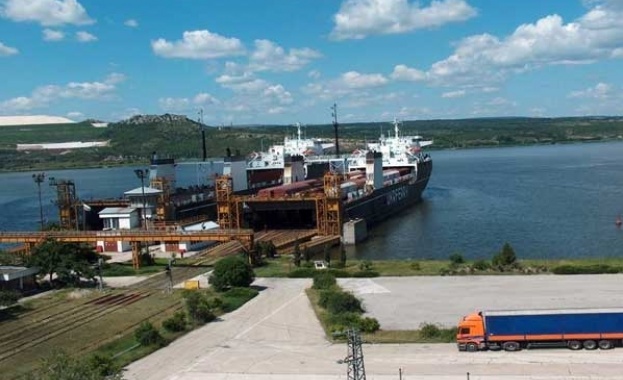 Местата във фериботитите към гръцките острови привършиха Пускат допълнителни кораби