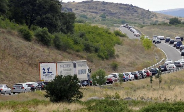 Временно е спряно движението по път Е 79 в района