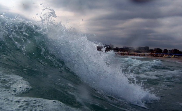 Датски и американски сеизмолози установиха, че 100-метровото цунами, което помете