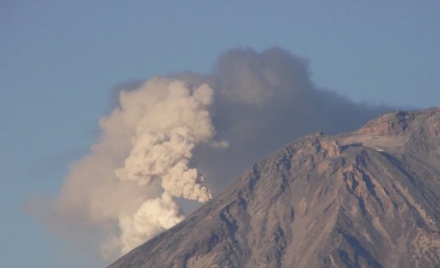 Индонезийските власти обявиха тревога заради най нестабилния вулкан в страната