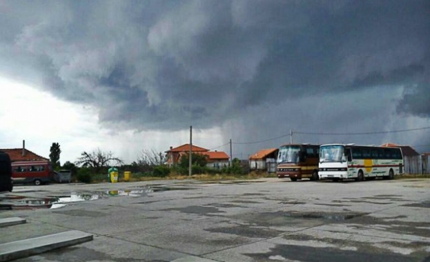 Двама души загинаха в торнадо което разруши хотел в град