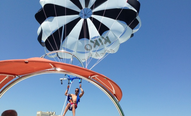 Две момичета са паднали върху покрив на заведение в Созопол